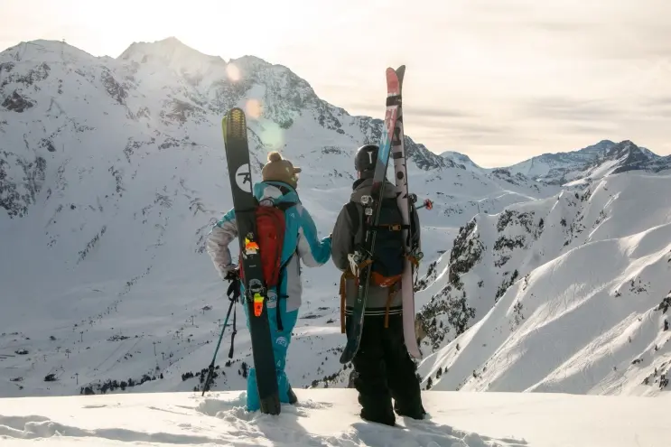 Randonneurs skis sur le dos