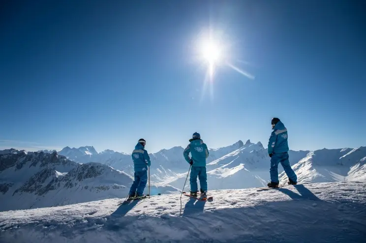Moniteurs ESI face au panorama